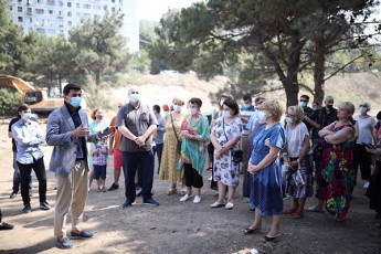 Tbilisis-merobis-da-naZaladevis-maJoritari-deputatobis-kandidatebma-Temqis-xevSi-parkis-mowyobis-mimdinare-samuSaoebi-daaTvalieres