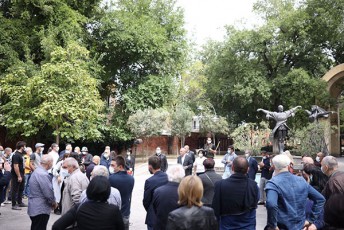 kaxa-kalaZe-gpirdebiT-Tavs-ar-davzogav-yvelafers-gavakeTeb-imisTvis-rom-rac-SeiZleba-meti-proeqti-ganvaxorcieloT