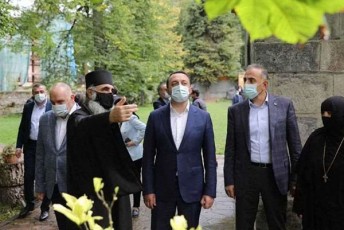 premier-ministri-abasTumnis-wminda-panteleimon-mkurnalis-saxelobis-dedaTa-monasterSi-imyofeboda