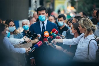 kaxa-kalaZe-Jurnalists-meoredan-ara-saxuravidan-gadmoagdes-daamZimeT-daamZimeT---roca-geubnebian-gadiT-ar-gaZlevT-intervius-unda-mixvdeT-Tqven-xarT-moZaladeebi