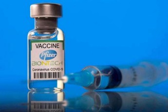 FDA-m-Pfizer-is-vaqcinis-mesame-doza-65-wlidan-asakisa-da-maRali-riskis-qveS-myofi-pirebisTvis-daamtkica