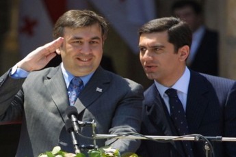 oqruaSvili-saakaSvilis-Camosvlaze-eh-mec-aviRe-erTxel-egre-bileTi-da-is-reisi-lamis-Zroxas-daejaxa