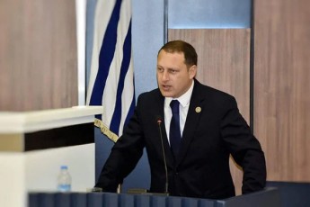 lado-mgalobliSvili--mixeil-karlsoni-ararsebuli-saxis-SenarCunebas-cdilobs
