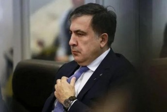 saakaSvili-mzadaa-telekamerebis-TandaswrebiT-ara-venaSi-an-samxaraulis-biuroSi-aramed-cixeSi-Caabaros-narkotesti---RaribaSvilTan-gveqneba-Celenji-kancelariaSi-Caabaros-testi