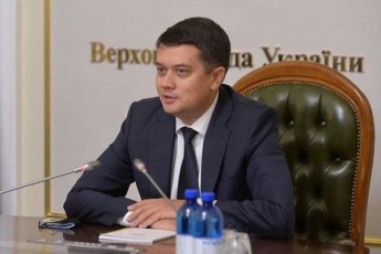 ukrainelma-deputatebma-parlamentis-Tavmjdomare-dmitro-razumkovi-Tanamdebobidan-gadaayenes