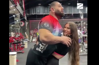 italielma-fitnes-modelma-170-kg-iani-levan-saginaSvili-xelSi-aiyvana-video