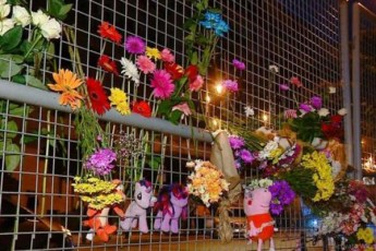 tragediis-adgilas-moqalaqeebma-yvavilebi-da-saTamaSoebi-miaqvT---glova-baTumSi