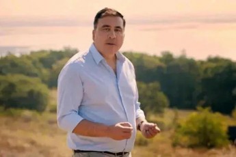 mixeil-saakaSvili-dakavebisas-policielebi-mowiwebiT-mepyrobodnen-moaxloebasac-ver-bedavdnen-mere-selfis-gadaReba-daiwyes---haerze-ar-gavdivar-radgan-ar-minda-gisosebidan-cis-yureba