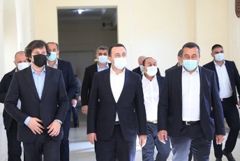 saqarTvelos-premier-ministri-irakli-RaribaSvili--martvilSi-municipalitetis-merobis-kandidats-Tornike-janaSias-saarCevno-Stabis-xelmZRvanels-da-mxardamWerebs-Sexvda