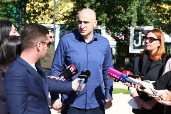 nika-melia-saakaSvili-SimSilobs-ukanono-patimrobaSi-imyofeba-da-satelefono-zarebis-ganxorcielebis-uflebas-ar-aZleven---murusiZe-RaribaSvilis-mosaklavi-prezidenti-am-qveyanas-ar-hyavs-ver-eRirsebian