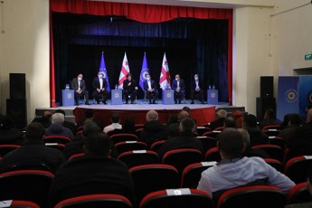 saqarTvelos-premier-ministri-irakli-RaribaSvili-qarelis-municipalitetis-merobis-kandidats-zaza-guliaSvils-saarCevno-Stabis-xelmZRvanels-da-mxardamWerebs-Sexvdnen