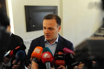 irakli-zarqua-reJimis-dros-xelis-gadagrexviT-mohyavdaT-xalxi-da-ZaliT-akrevinebdnen-taSs---xval-Tavisufali-adamianebi-SemovuZaxebT-erTmaneTs-rom-arCevanis-gakeTeba-martivia