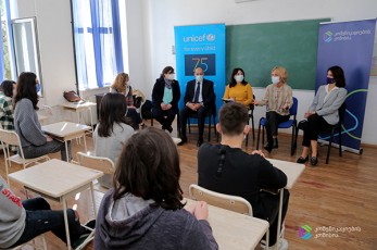 komunikaciebis-komisiam-da-UNICEF-ma-mediawignierebis-kvireulis-farglebSi-moswavleebTan-diskusia-gamarTes