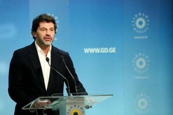 kaxa-kalaZe-kanonmdeblobiT-moqalaqeebs-maT-Soris-agitatorebsa-da-aqtivistebs-aqvT-fotosuraTebiani-siebis-qonis-ufleba---am-sababis-gamoyenebiT-nuravin-Seecdeba-raime-daZabulobis-Seqmnas