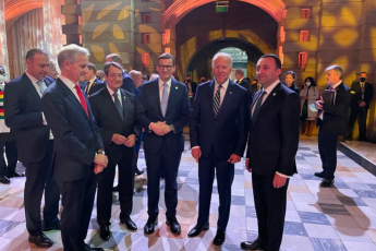 demokratiis-samitze-romelsac-jo-baideni-gamarTavs-saqarTvelos-premier-ministri-irakli-RaribaSvili-aris-miwveuli
