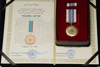 salome-zurabiSvilma-koba-daviTaSvili-sikvdilis-Semdeg-Rirsebis-medliT-daajildova