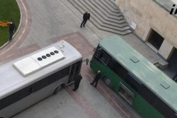 parlamentis-ezoSi-ramdenime-avtobusiT-sapolicio-Zalebi-Seiyvanes
