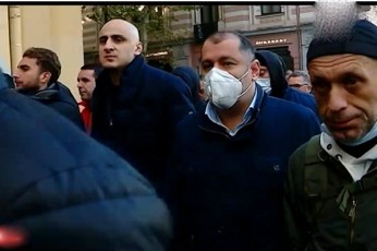 saprotesto-aqciis-monawileebi-mTavrobis-administraciidan-iusticiis-saministrosken-msvlelobiT-miemarTebian