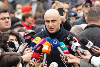 nika-melia-saakaSvilis-Sesaxeb-videokadrebze--es-aris-SurisZieba-saqarTvelos-erT-Svilze-romelmac-am-qveynisTvis-bevri-ram-gaakeTa