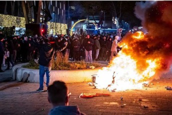 niderlandebSi-policiasa-da-kovid-SezRudvebis-mowinaaRmdege-demonstrantebs-Soris-Setakeba-moxda-daSavebulia-7-da-dakavebulia-20-adamiani