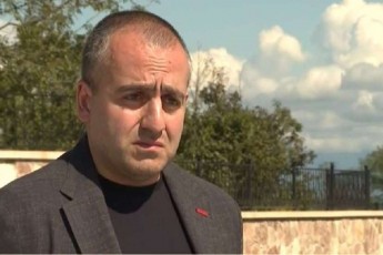 giorgi-gamsaxurdia-iqneb-yvela-jalaTi-da-moZalade-gagvenTavisuflebina--vinme-yifSiZev-jalaTebis-TeTrxalaTian-veqils-ra-unda-mogTxovoT-kacma
