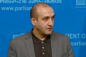 Cemi-azriT-saakaSvilTan-dadebuli-pirobis-Sesasruleblad-da-iq-gasaSvebad-emzadebian-sadac-arCevnebamde-iyo-ase-nel-nela-gvapareben---polarizaciis-Semcirebis-gzad-es-gamodgeba