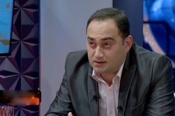 zurab-qadagiZe-gigi-ugulavaze-policias-ZaRlebs-eZaxis-da-Tan-mSvidobiani-manifestantebi-varTo-rom-hkiTxo