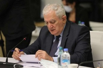 amiran-gamyreliZe-viciT-rom-omikroni-ufro-swrafad-da-advilad-vrceldeba-gansakuTrebiT-40-wlamde-mosaxleobaSi-ar-viciT-aris-Tu-ara-is-metad-agresiuli-vidre-delta-an-sxva-Stami