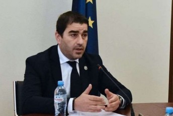 Salva-papuaSvili--nacmoZraoba-ibrZvis-imisTvis-rom-istoriidan-ivaniSvilis-roli-amoiRon---es-aris-brZola-istoriasTan-es-aris-pirdapiri-cenzura