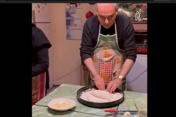 სახალისო კადრები: ისრაელის ელჩმა კალანდას გურული ღვეზელი მოამზადა (ვიდეო)