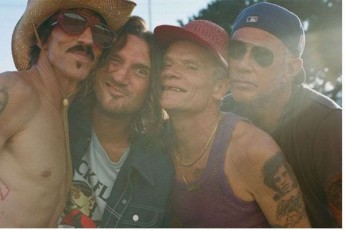 Red-Hot-Chili-Peppers-i-axali-albomiTa-da-turneTi-brundeba