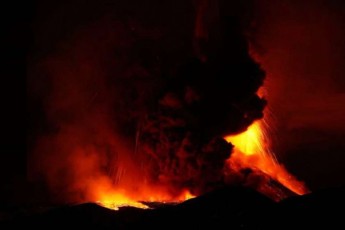 italiaSi-vulkani-etna-gaaqtiurda