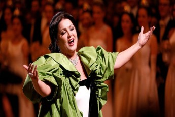 rusi-soprano-ana-netrebko-metropolitenis-operidan-daiTxoves