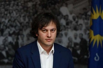 Tavad-prezidentma-aRiara-rom-daarRvia-konstitucia-SefuTa-viziti-kerZo-vizitad---rodesac-stumrob-prezidentebs-da-maRali-Tanamdebobis-pirebs-droSis-fonze-iReb-fotoebs-da-amas-uwodeb-kerZo-vizits-araseriozulia