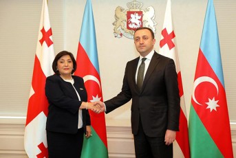 saqarTvelos-premier-ministri-irakli-RaribaSvili-azerbaijanis-mili-mejlisis-Tavmjdomare-sahiba-gafarovas-Sexvda