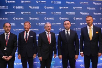 irakli-RaribaSvili-bratislavaSi-globaluri-usafrTxoebis-forumis-gaxsnis-RonisZiebas-daeswro