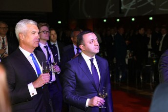 premier-ministri-bratislavas-sasaxleSi-gamarTul-gala-vaxSams-da-dajildoebis-ceremonias-daeswro