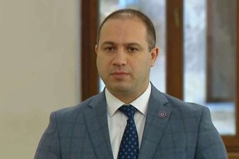 vinmem-SeiZleba-daijeros-rom-ruseTidan-aseTi-didi-odenobis-Tanxebi-dRes-ericxebodes-saqarTveloSi-adamians-romelic-aqtiur-politikur-cxovrebas-eweva-da-es-iyos-mxolod-kulturul-aqtivobebTan-dakavSirebuli