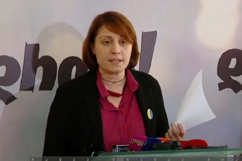 ra-kavSiri-aqvs-xoStariebis-ojaxs-ruseTis-sazogadoebriv-organizacia-Teatralur-agentTan---ras-pasuxobs-qronikas-organizacia-Teatraluri-agenti