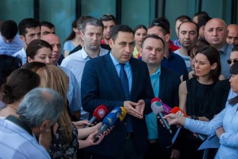 giorgi-vaSaZe-qarTul-ocnebas-sCvevia-cru-saqme---jobia-saqmes-mixedon-ratom-ar-niSnaven-riggareSe-sesias-sadac-sakonstitucio-cvlilebebi-iqneba-miRebuli