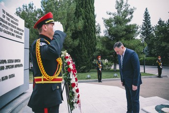 Sinagan-saqmeTa-ministrma-samsaxurebrivi-movaleobis-Sesrulebis-dros-daRupuli-policielebis-memoriali-gvirgviniT-Seamko