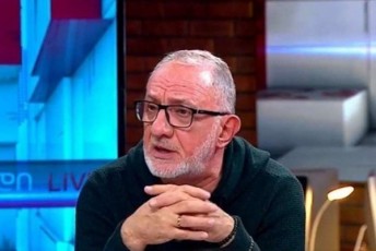 goga-xaindrava-rodesac-politikuri-samarTlebrivi-sabanko-da-media-erT-xmaSi-mReris-raRac-melodias-niSnavs-rom-mas-hyavs-diriJori---es-calsaxaa-da-es-diriJori-ar-aris-SveicariaSi