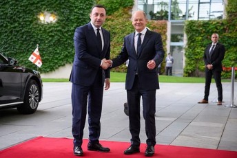 irakli-RaribaSvili-berlinSi-vizitis-farglebSi-olaf-Solcs-Sexvda
