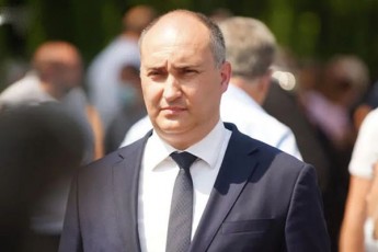 Tavdacvis-ministri-Jurnalists-arasdros-damimalavs-rom-sakmaod-SeZlebuli-ojaxidan-var---Tqvens-ministrebSi-gereviT-romlebic-Tqveni-xelisuflebis-dros-movidnen-Ratakebi-da-gaxdnen-miliarderebi