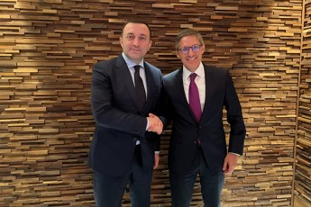 irakli-RaribaSvili-amerikis-SeerTebuli-Statebisa-da-saqarTvelos-ormxrivi-dRis-wesrigis-aqtualur-sakiTxebze-sasaubrod-aSS-is-saxelmwifo-mdivnis-mrCevel-derek-Soles-Sevxvdi