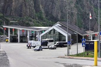 BBC---saqarTvelo-ruseTis-sazRvarze-daaxloebiT-10-kilometris-sigrZis-saavtomobilo-rigia