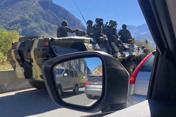 ruseTis-uSiSroebis-federaluri-samsaxuri-zemo-larsis-sasazRvro-punqtisken-javSantransportioris-moZraobas-adasturebs-Tumca-blokpostis-gaxsnis-gegmas-uaryofs