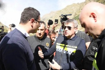 partia-droas-da-samoqalaqo-aqtivistebs-policiam-larsis-punqtTan-aqciis-Catarebis-ufleba-ar-misca---Sss-aqciis-gamarTvis-adgilad-maT-gveleTs-sTavazobs
