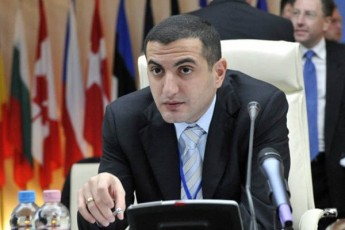 daviT-kezeraSvili--arasodes-Cavreulvar-opoziciuri-partiebis-dRis-wesrigSi-ar-maqvs-ufleba-mitacebuli-xelisuflebis-winaaRmdeg-brZolaSi-mxari-ar-davuWiro-samoqalaqo-sazogadoebis-aqtiurobas