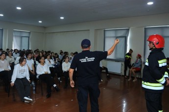 Sinagan-saqmeTa-saministrom-kampaniis---emegobre-policias-farglebSi-skolebSi-sainformacio-Sexvedrebi-daiwyo